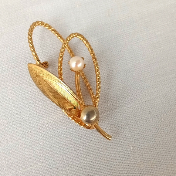 Mid Century Culture Pearl Gold Tone Broach - Picture 3 of 7